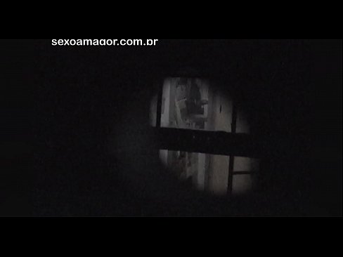 ❤️ Blondie estas sekrete filmita fare de najbara voyeur kaŝita malantaŭ kavaj brikoj ️ Seksofilmeto ĉe ni ❌️❤
